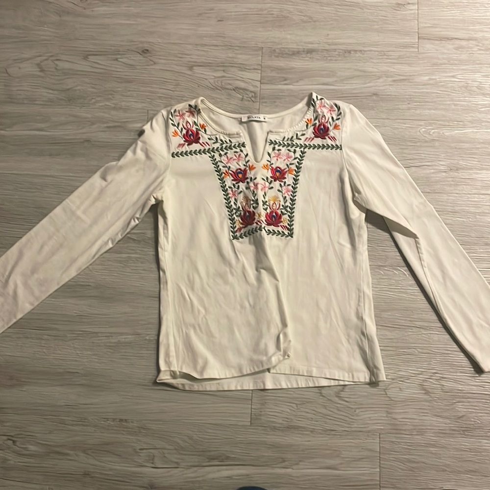 White quarter length sleeve top with flowers - medium